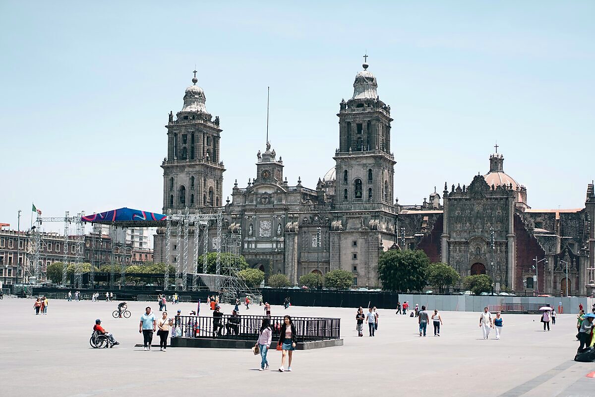 Mexico City: The Complete Guide to Street Food, Murals, and Pyramids